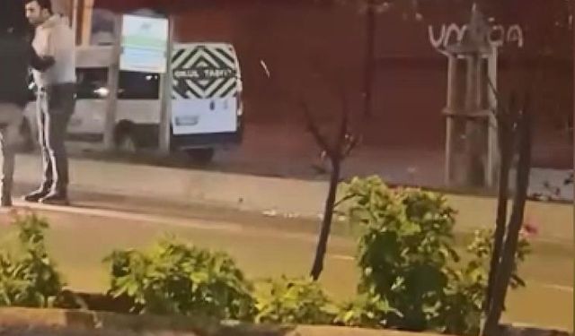 Sultangazi'de yolda ilerleyen araca yumruk attı