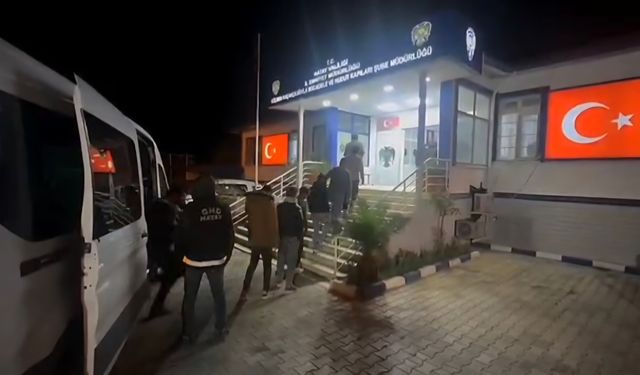 TIR'dan 28 kaçak göçmen çıktı