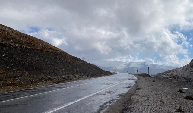 Van’ın yüksek kesimlerine mevsimin ilk karı yağdı