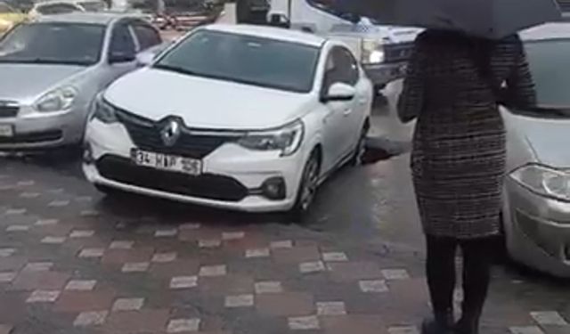 Yağış sonrası yol göçtü, araç çukura düştü