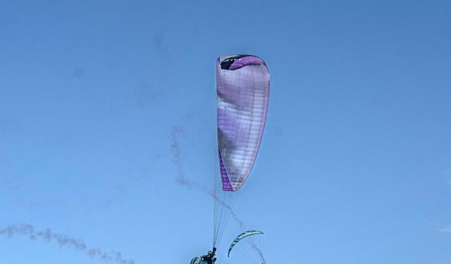 Yamaç paraşütüyle zirveden atlayıp sahile indiler