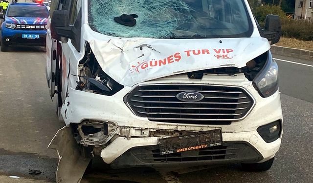 Yol kenarında yürürken minibüs çarptı!