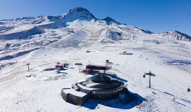 Erciyes’e mevsimin ilk karı düştü