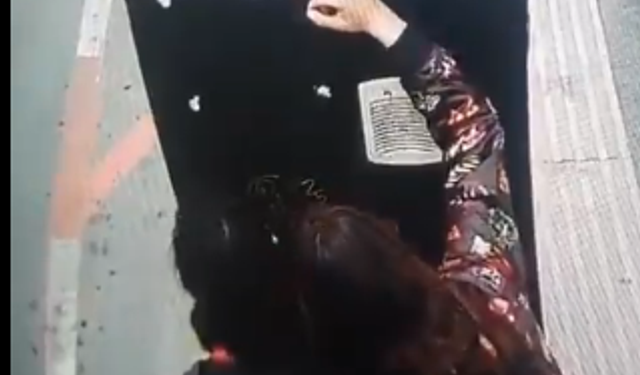 Sivas’ta belediye tabelasına zarar verdiler