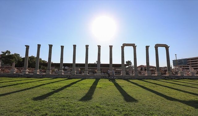 Smyrna Antik Kenti'nde 1800 Yıllık Heykel Bulundu