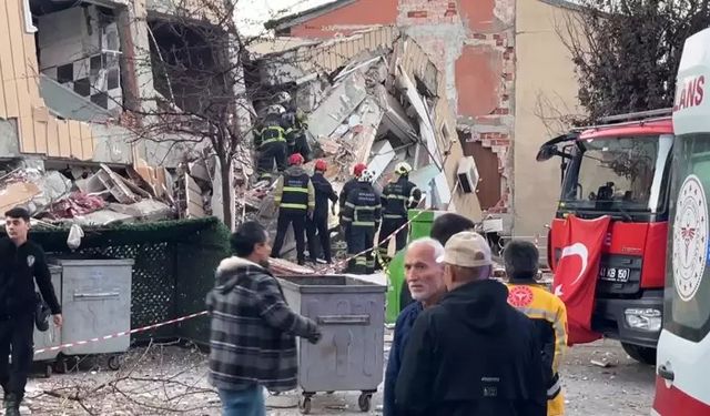 Gebze’de 7 Katlı Bina Çöktü: Enkaz Altında Arama Seferberliği!