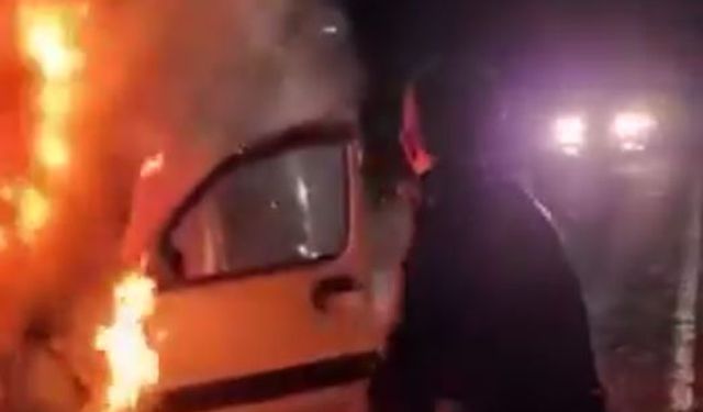 Cezaevi Personeli Yanan Araçtan 5 Kişilik Aileyi Kurtardı