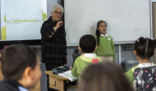 81 Yaşındaki Emekli Öğretmen Yıllar Sonra Öğrencileriyle Buluştu