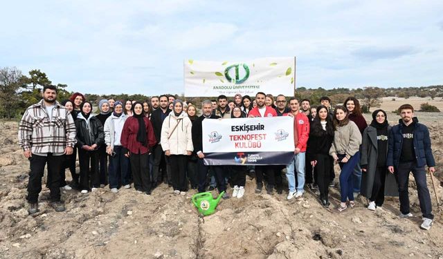 Anadolu Üniversitesi öğrencileri 200 fidanı toprağa kavuşturdu!