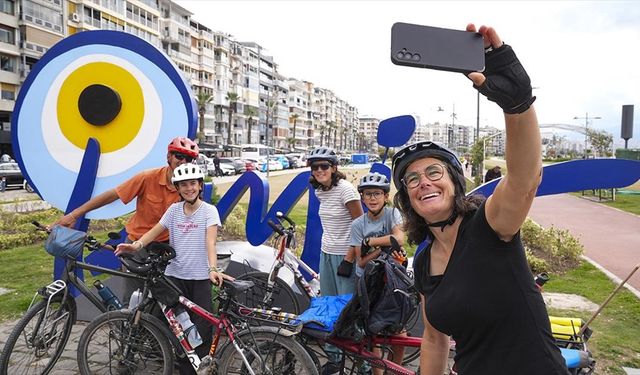 Bisikletle dünya turuna çıkan Fransız ailenin yeni durağı İzmir