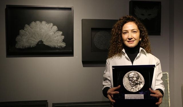 Camı sabırla işleyip sanat eserine dönüştürüyor