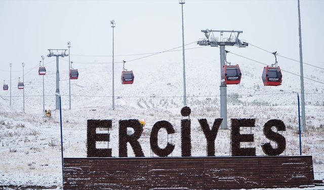 Erciyes Dağı'na kar yağdı