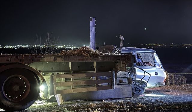 Karaman'da otomobil park halindeki tıra çarptı