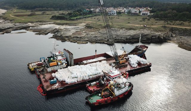 Karaya oturan gemideki yükün tahliyesine başlandı
