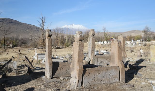 Kayseri’de 11. Yüzyıla uzanan tarihi mezar taşları gün yüzüne çıktı