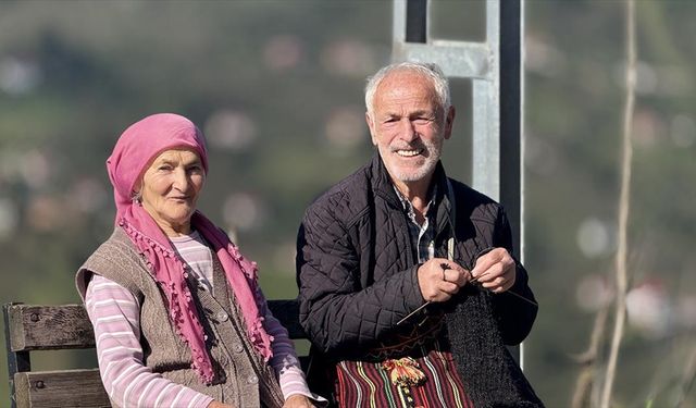 Keçi kılından çorap örüyor!