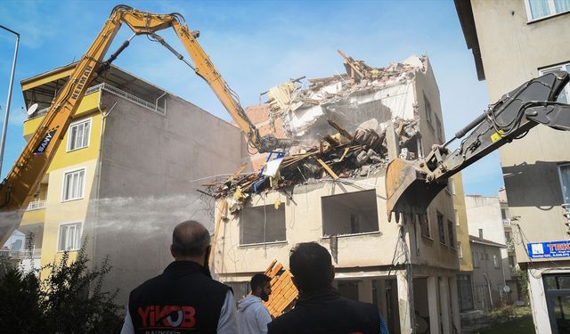 Sındırgı’da Enkaz Kaldırma Çalışmaları Sürüyor