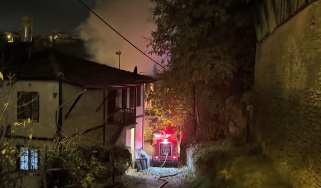 3 katlı tarihi konakta yangın!