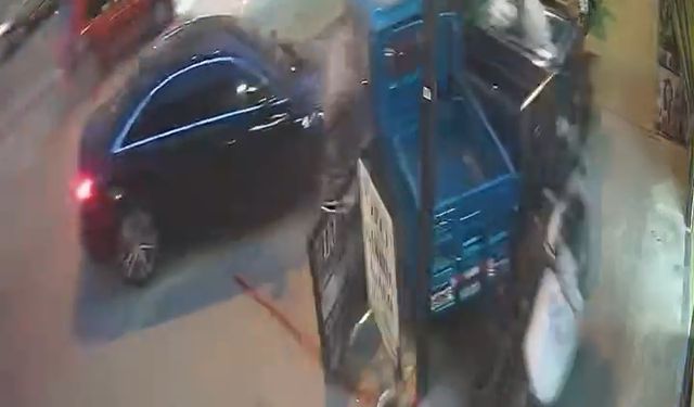 Adana'da otomobil, kaldırımdaki motosikletlere çarptı