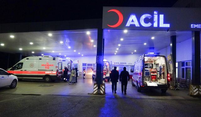 Alacak meselesi nedeniyle 2 kişiyi bıçakladı