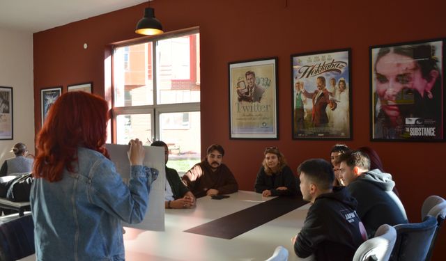 Anne-Oğul Sınıf Arkadaşı Oldu