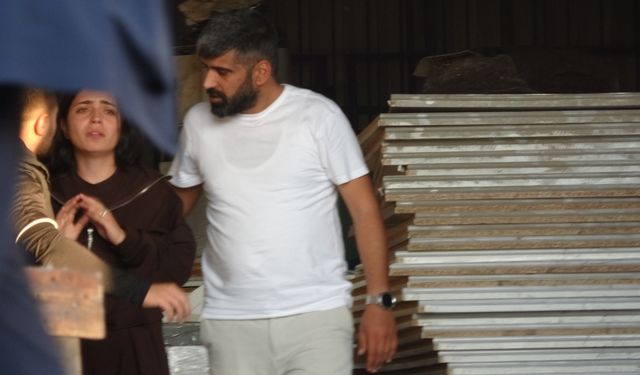 Antalya'da bahçe mobilyaları deposu alev alev yandı