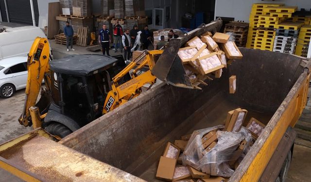 Antalya'da son kullanma tarihi geçmiş 25 ton tavuk ele geçirildi
