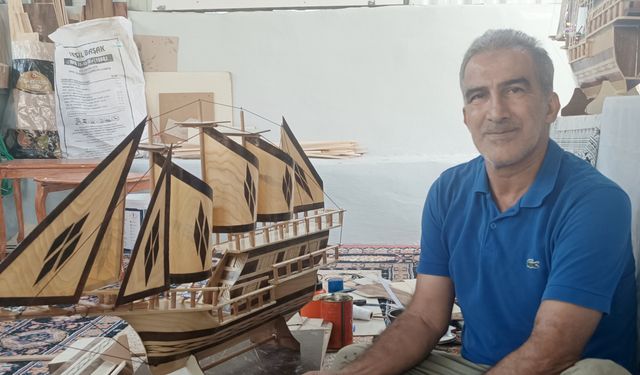 Atölyede 32 yıldır gemi maketi yapıyor