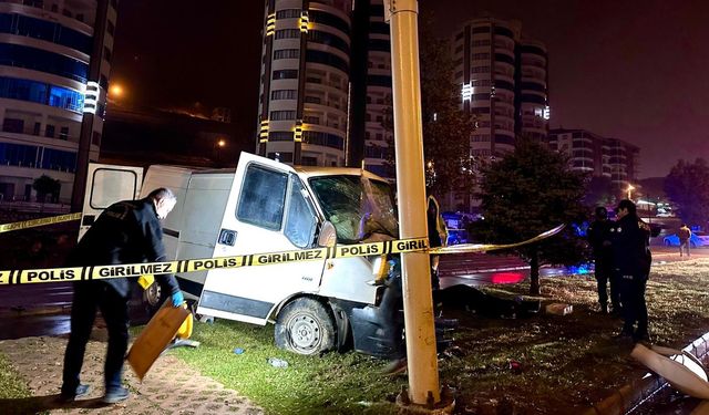 Aydınlatma direğine çarptı