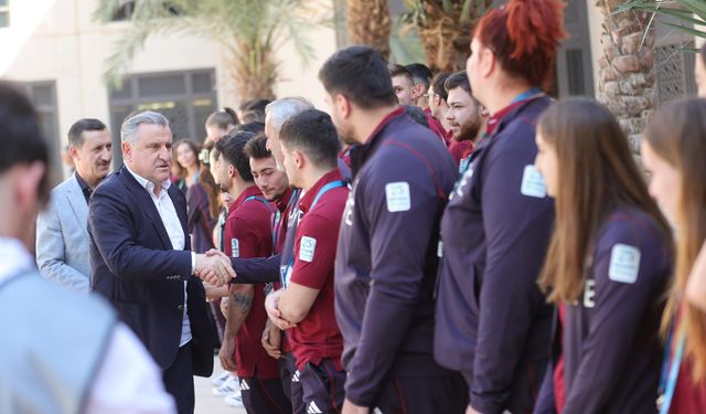 Bakan Bak, Suudi Arabistan'da milli sporcularla bir arada!