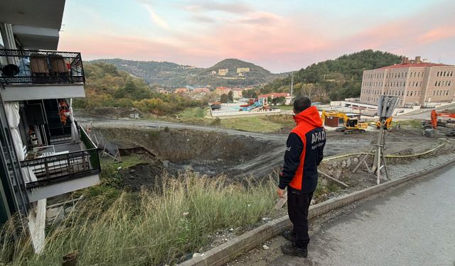 Bartın'da toprak kayması, evlerinden tahliye edildiler!