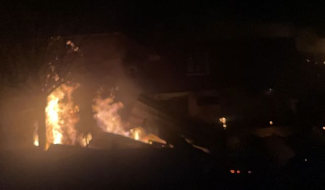 Binanın teras katındaki kafede yangın