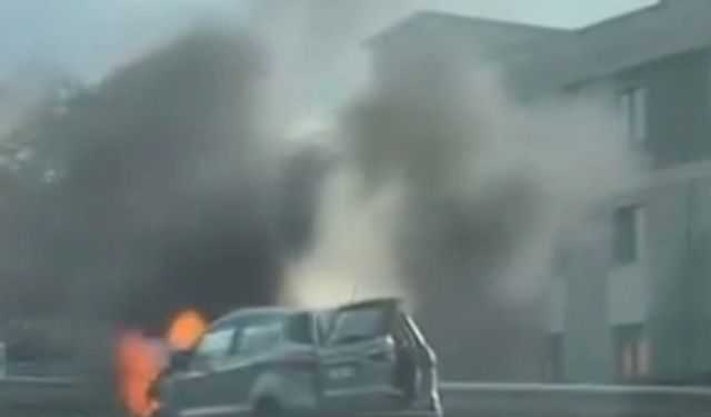 Büyükçekmece'de otomobil alev alev yandı