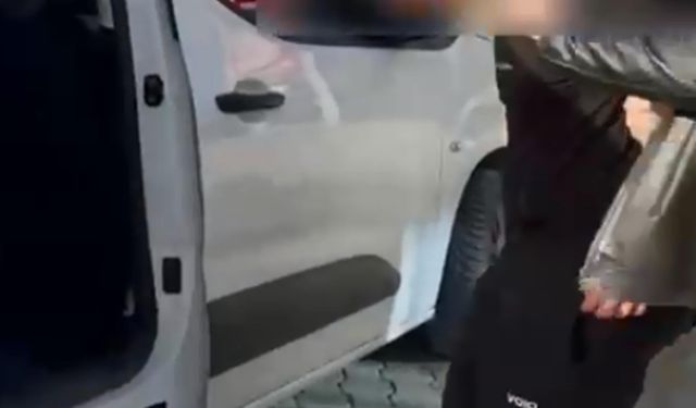 Canlı yayında Türk bayrağını yakmaya çalıştı!