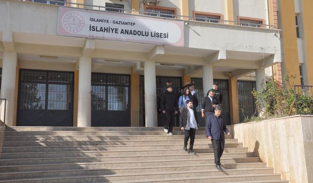 Depremde Hayatını Kaybeden Öğretmen, Mezarında Anıldı