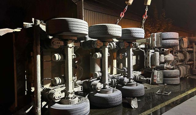 Eyüpsultan'da mıcır yüklü hafriyat kamyonu devrildi