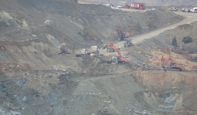 Göçük altında kalan şantiye müdürü aranıyor