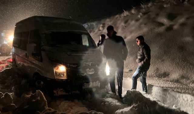 Hakkari'de Kar ve tipi nedeniyle mahsur kalan 30 kişi kurtarıldı