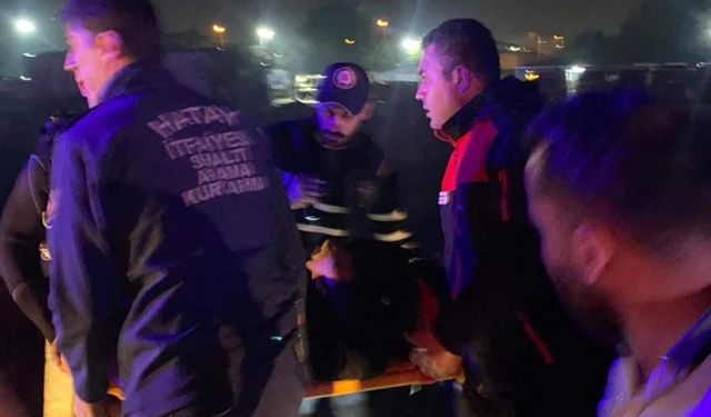 Hatay'da kaçak göçmenleri taşıyan otomobil Nehir'e devrildi!