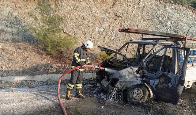 Hatay'da kamyonet yandı