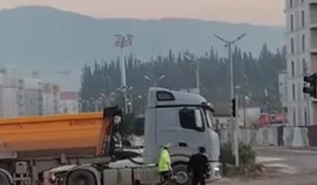 Hatay'da polis memuru, yoldaki çukuru kürekle kapattı