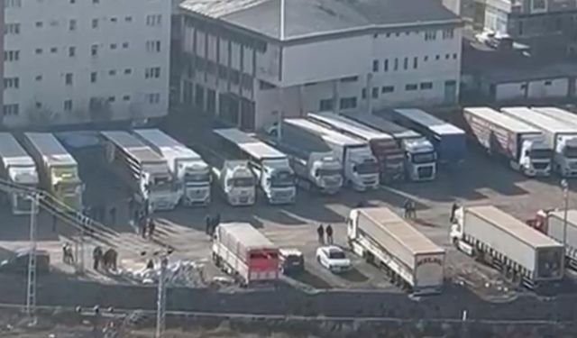 İş makinelerinin üzerinde Ata'ya saygı duruşu!