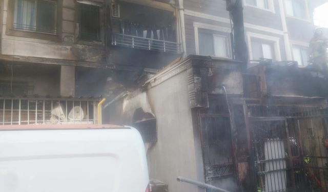 İş yerinde çıkan yangın, üst kattaki daireye sıçradı
