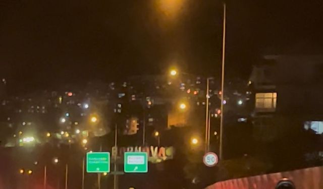 İzmir'de 2 motosikletlinin tek teker üzerinde tehlikeli yolculuk