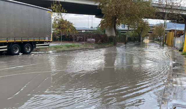İzmir'de sağanak trafiği felç etti