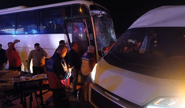 İzmir'de servis otobüsü ile servis minibüsü çarpıştı