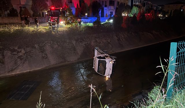 Kamyonet sulama kanalına devrildi