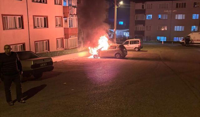 Karabük’te Park Halindeki Otomobil Yandı