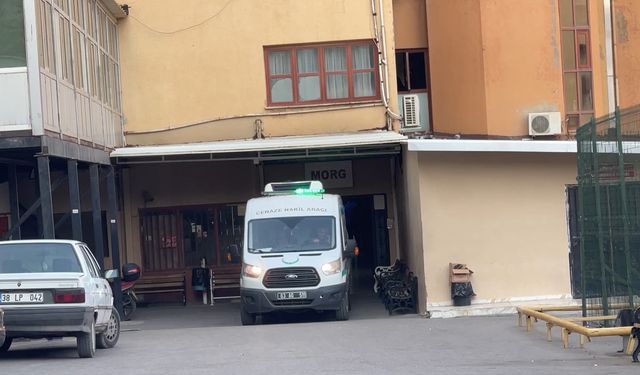 Kargo aracının altında kalarak can verdi!