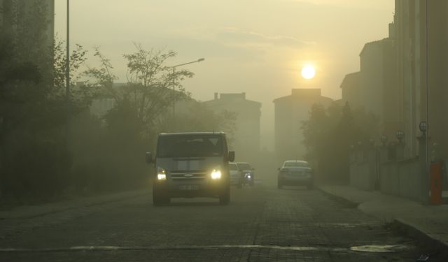 Keşan’da Yoğun Sis Etkili Oldu: Görüş Mesafesi 30 Metreye Kadar Düştü